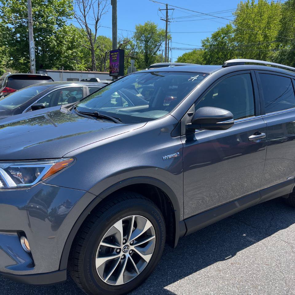 Used 2018 Toyota RAV4 XLE AWD/4WD image 2
