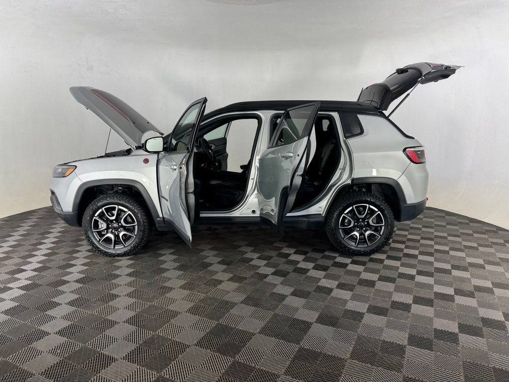 Used 2025 Jeep Compass Trailhawk AWD/4WD image 15