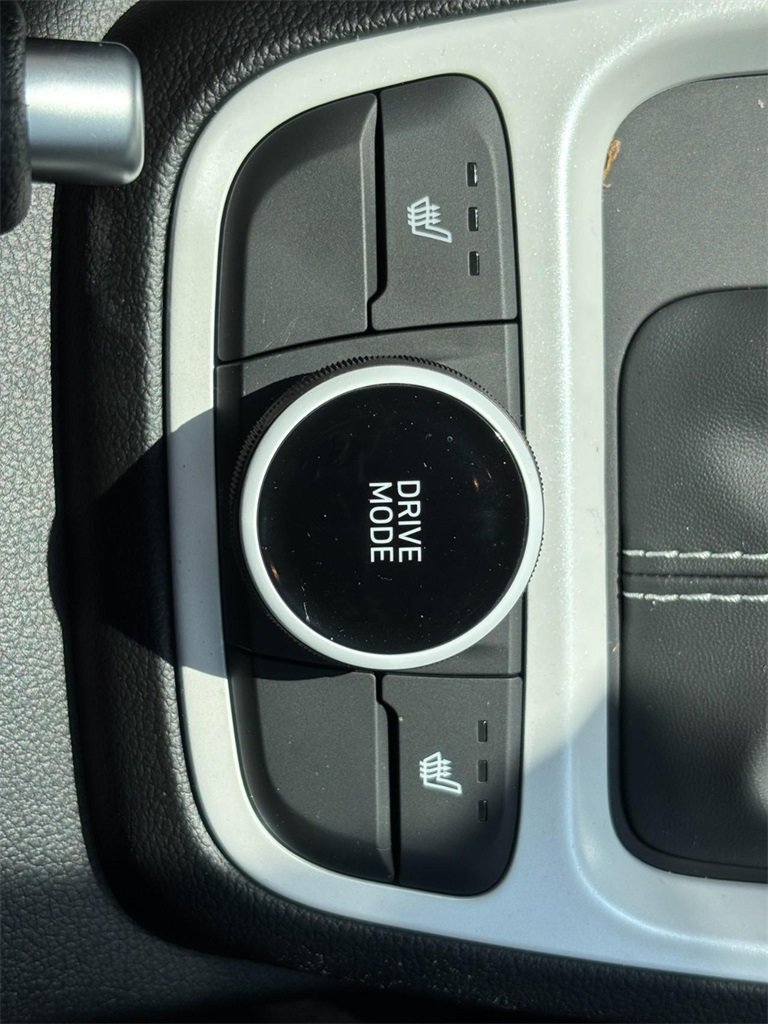 Used 2025 Hyundai Venue Limited image 19