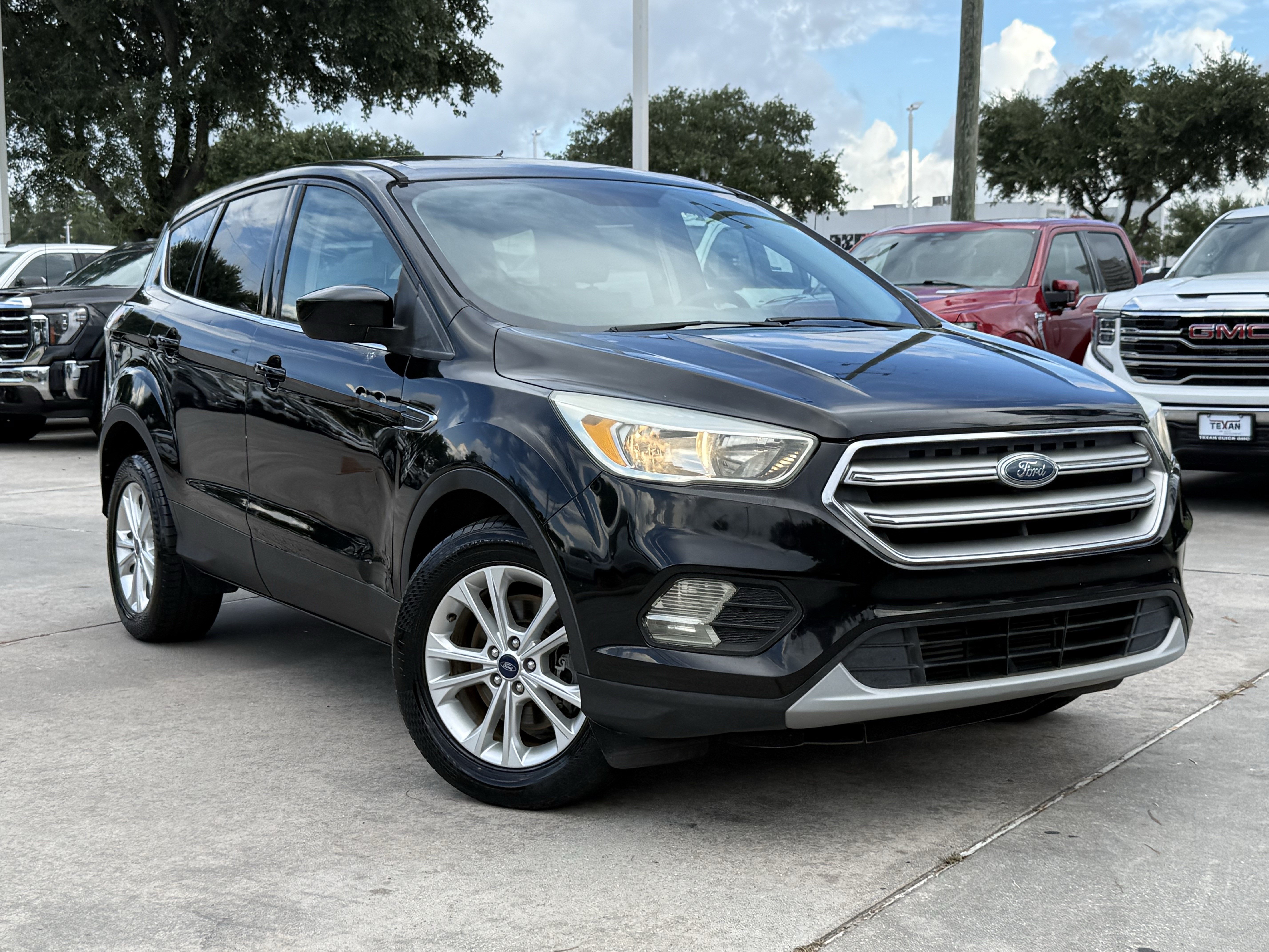 Used 2017 Ford Escape SE FWD image 2