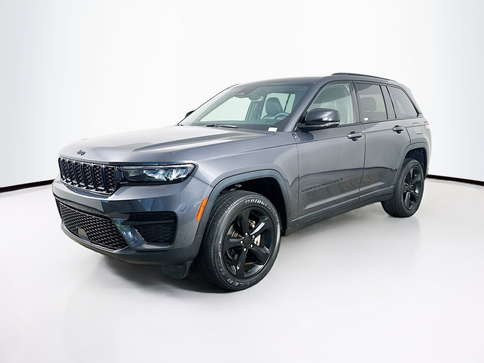 Used 2023 Jeep Grand Cherokee Altitude AWD/4WD image 3