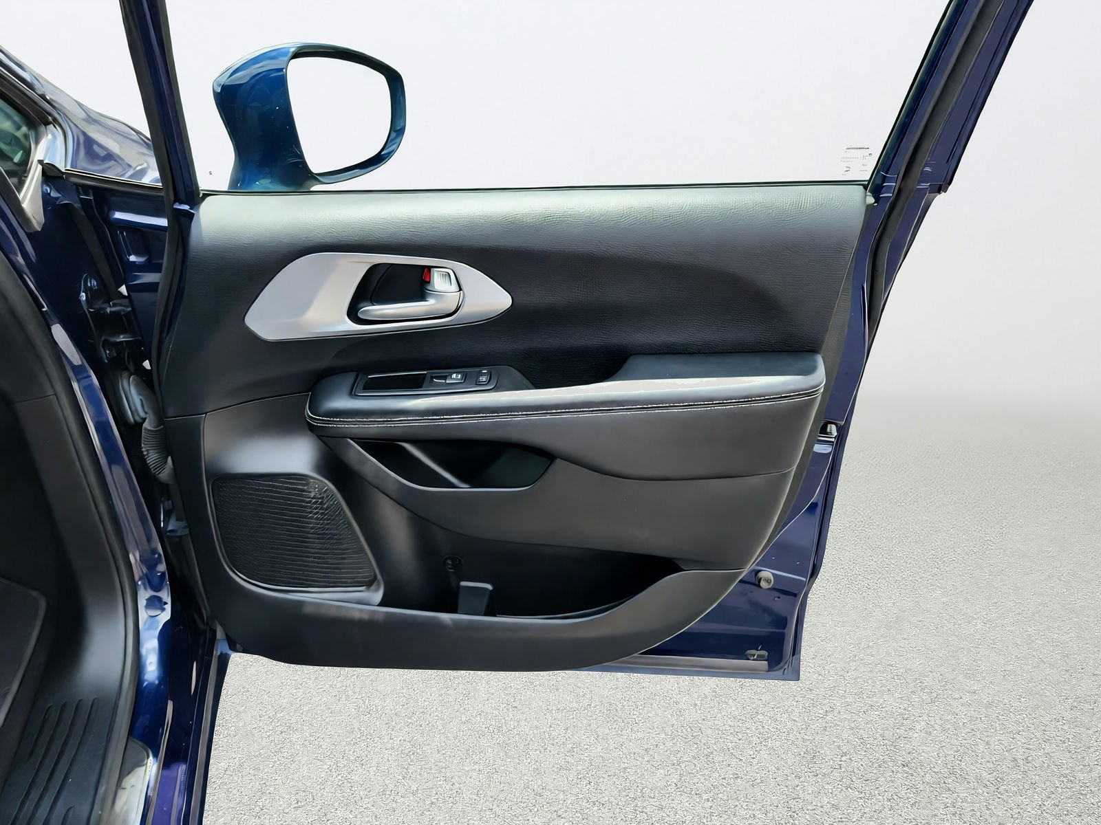 Used 2018 Chrysler Pacifica Touring Plus FWD image 28
