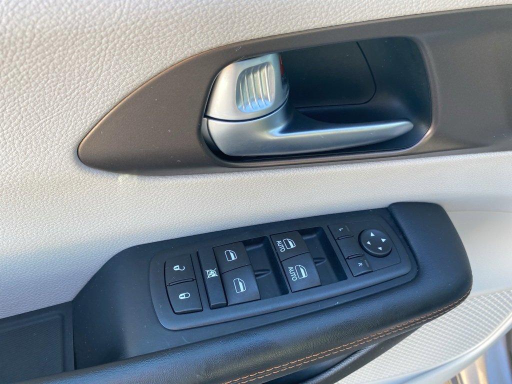 Used 2017 Chrysler Pacifica Touring-L image 25