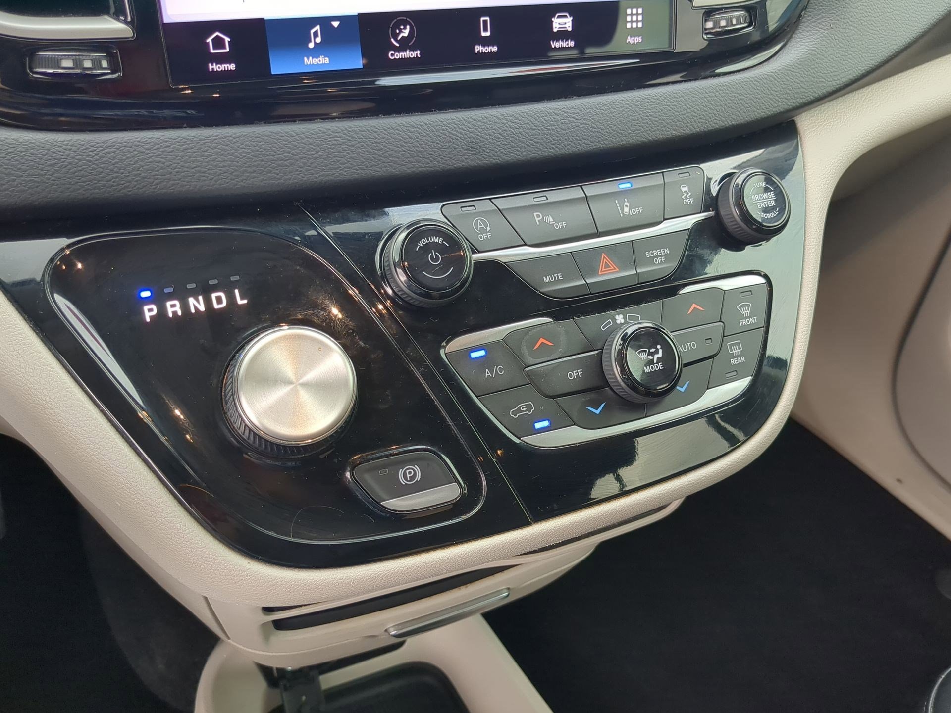 Used 2023 Chrysler Pacifica Touring-L image 18