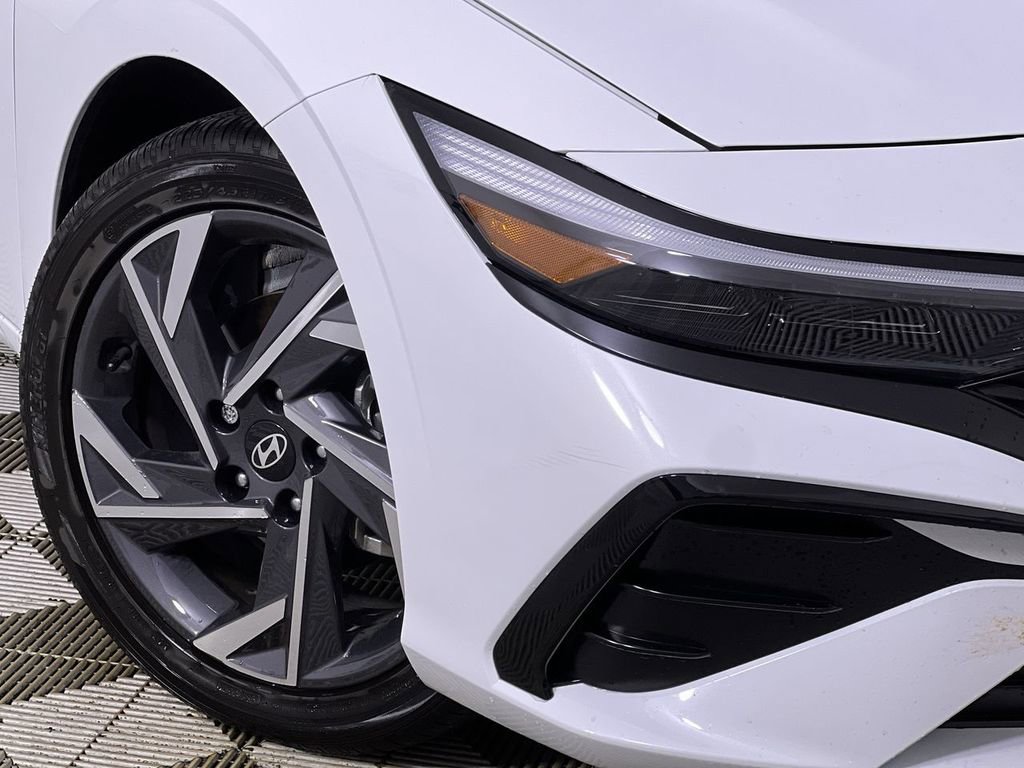 Used 2025 Hyundai Elantra SEL image 12