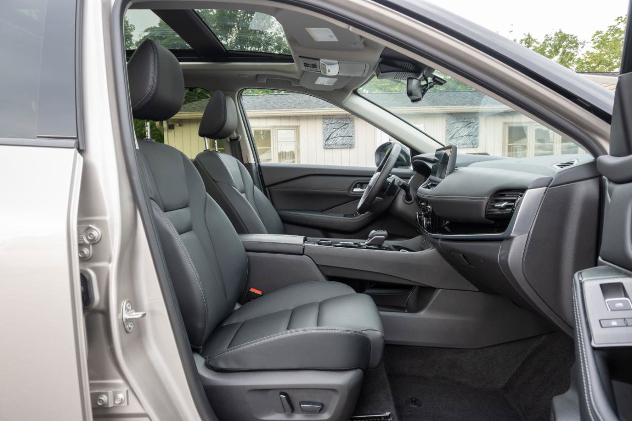 Used 2025 Nissan Rogue SL w/ SL Premium Package AWD/4WD image 34