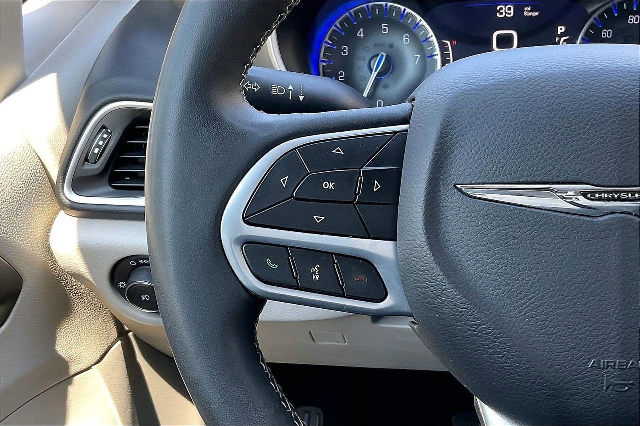Certified 2023 Chrysler Pacifica Touring-L FWD image 30