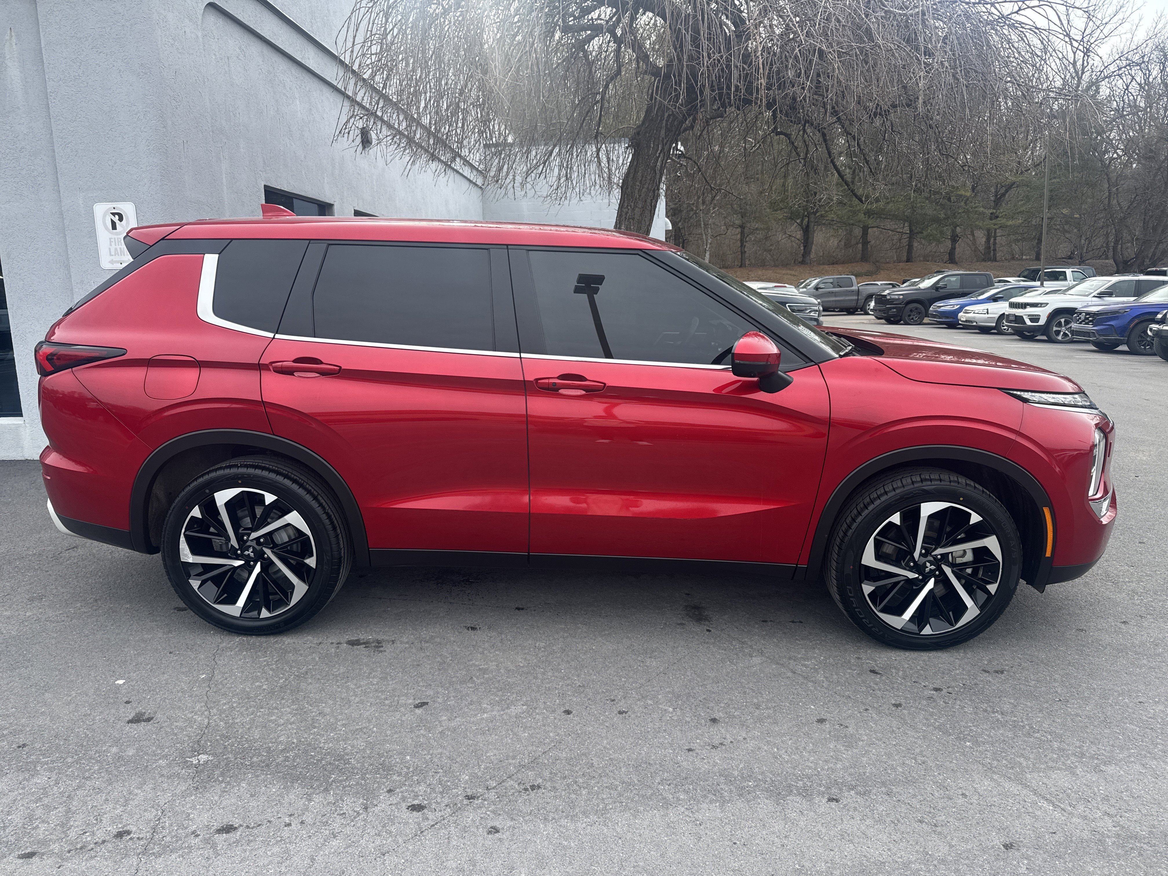 Used 2024 Mitsubishi Outlander SE image 2