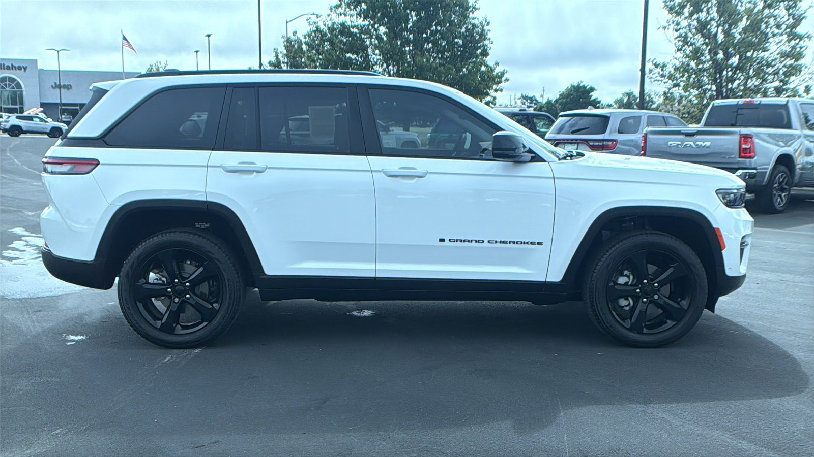 Used 2023 Jeep Grand Cherokee Limited w/ Luxury Tech Group II RWD image 2