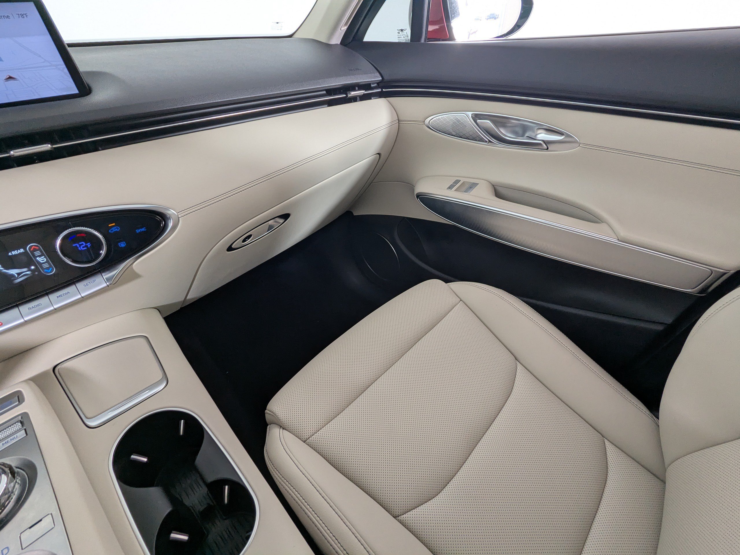 Used 2023 Genesis GV70 2.5T w/ Select Package AWD/4WD image 12