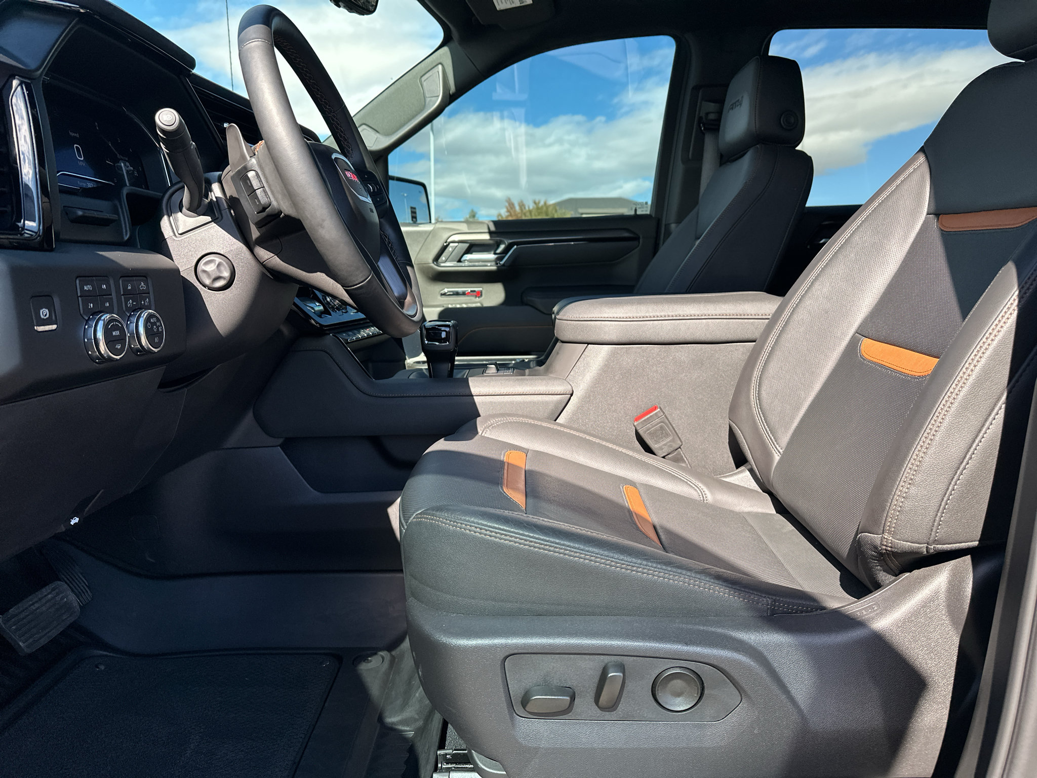 Used 2025 GMC Sierra 1500 AT4 w/ AT4 Premium Package AWD/4WD image 13