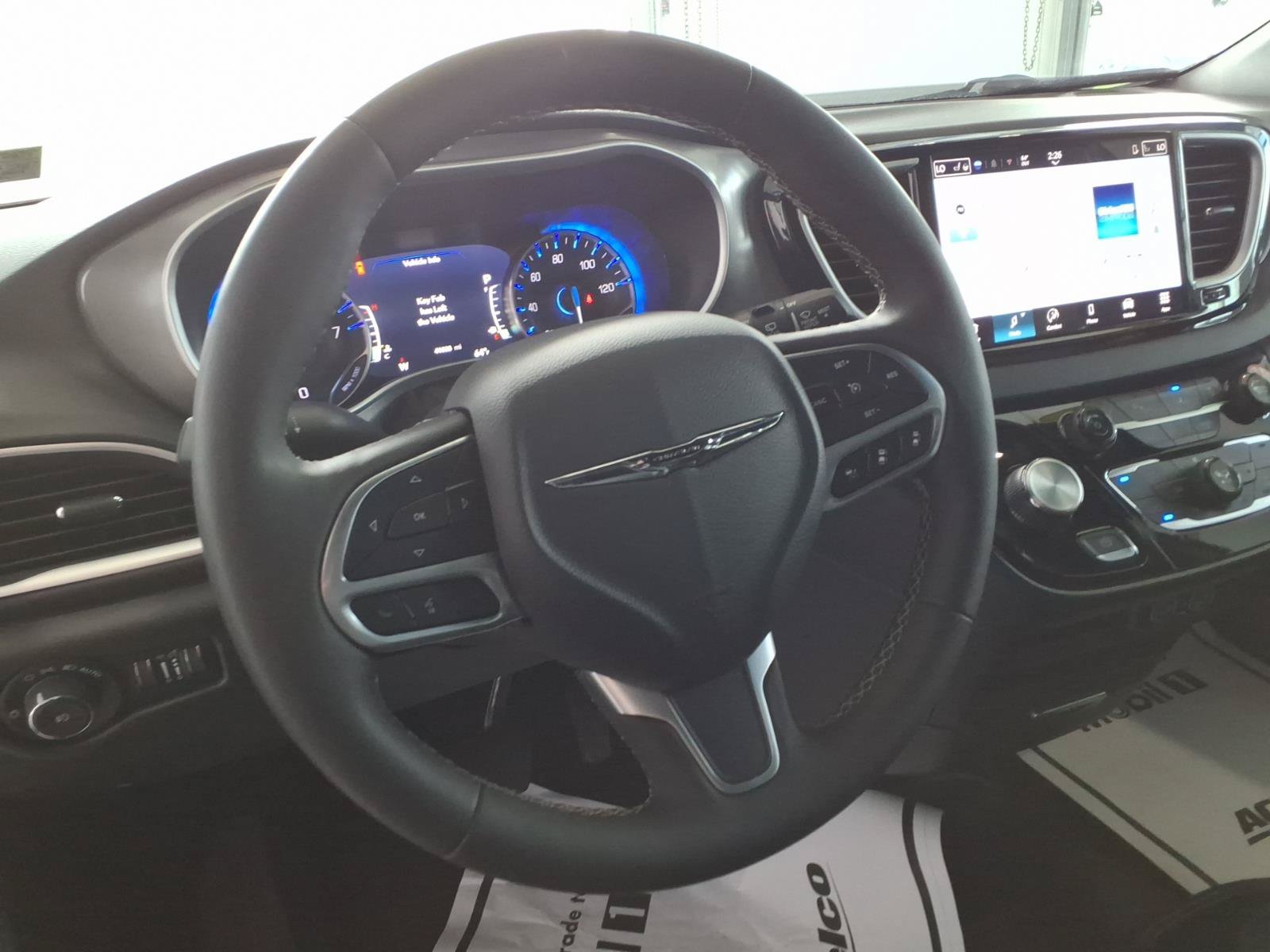 Used 2025 Chrysler Pacifica Select FWD image 11