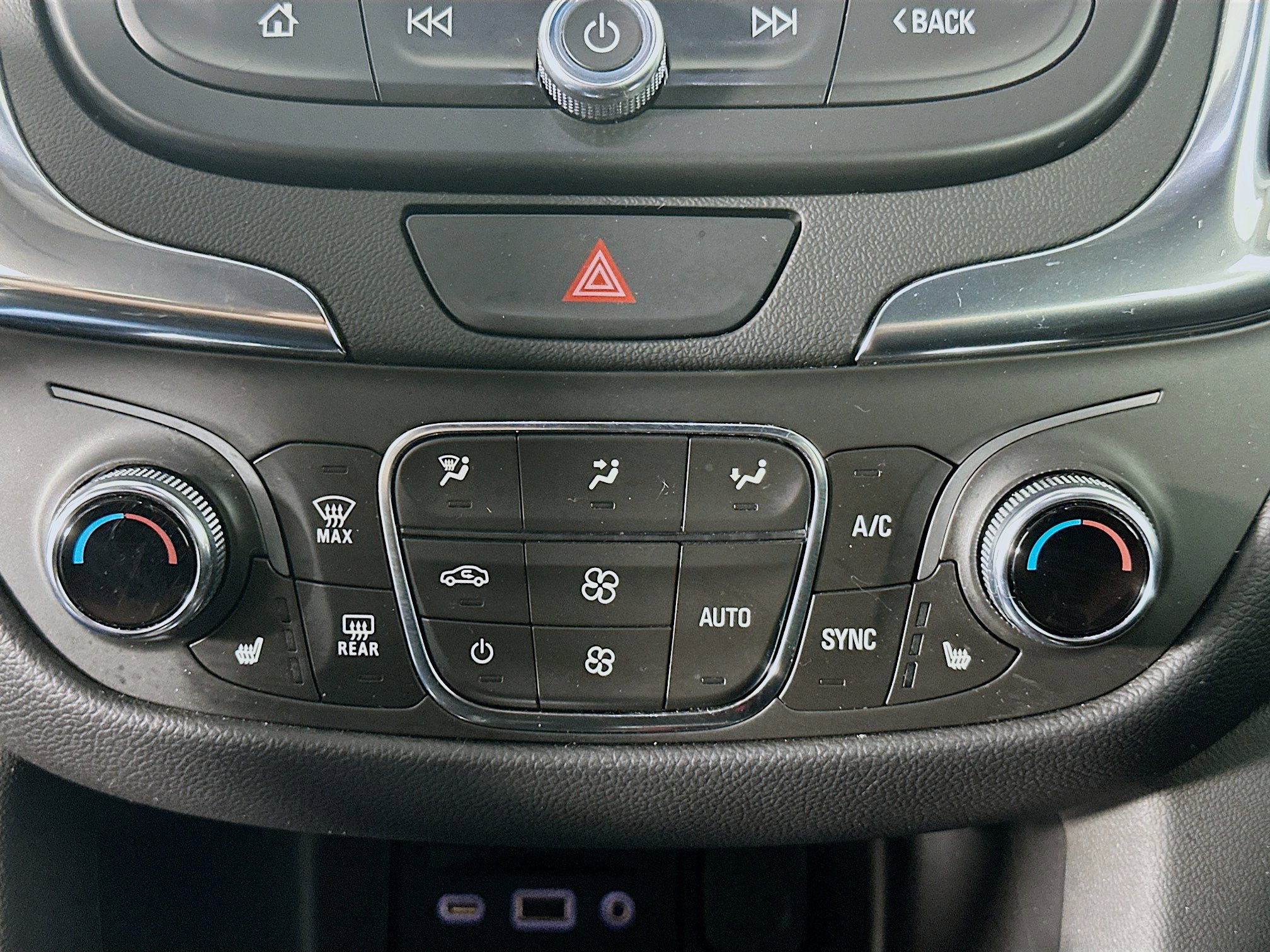 Used 2021 Chevrolet Equinox LT image 24