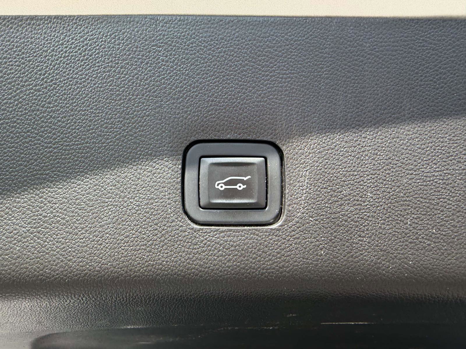Used 2018 Chevrolet Traverse Premier AWD/4WD image 12