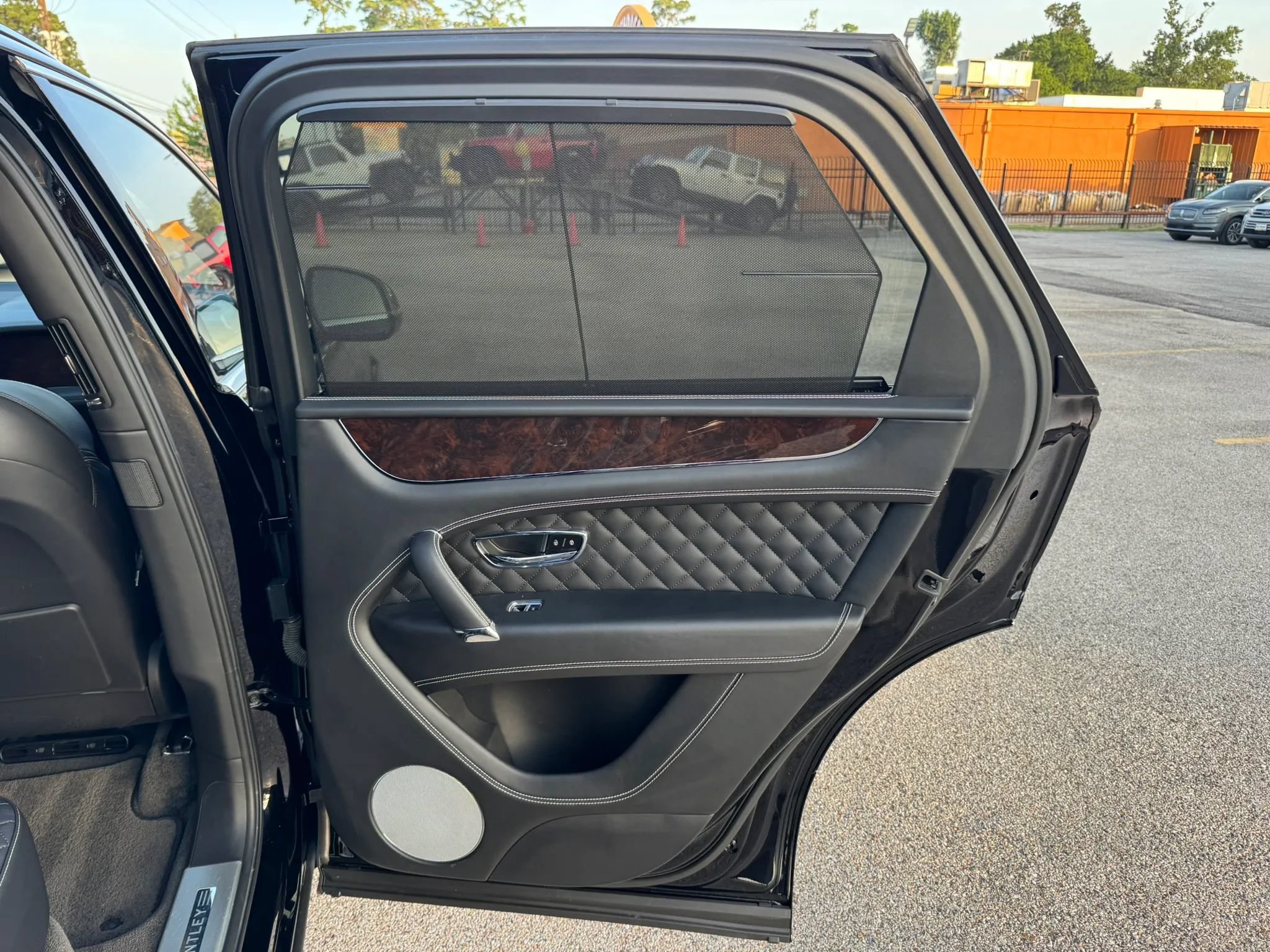 Used 2018 Bentley Bentayga AWD/4WD image 24
