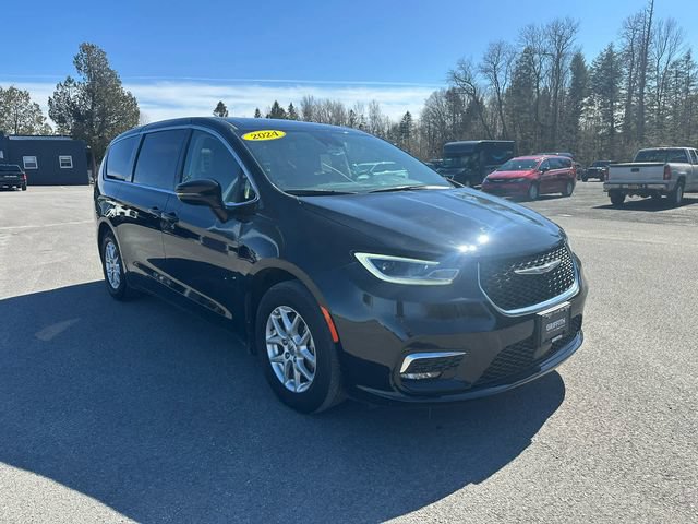Used 2024 Chrysler Pacifica Touring-L FWD image 7