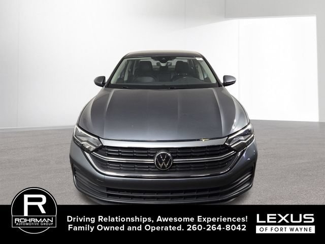 Used 2024 Volkswagen Jetta SE FWD image 3