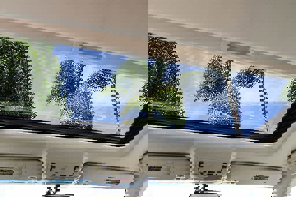 Used 2014 Lexus ES 300h w/ Premium Package w/Bamboo Trim image 14