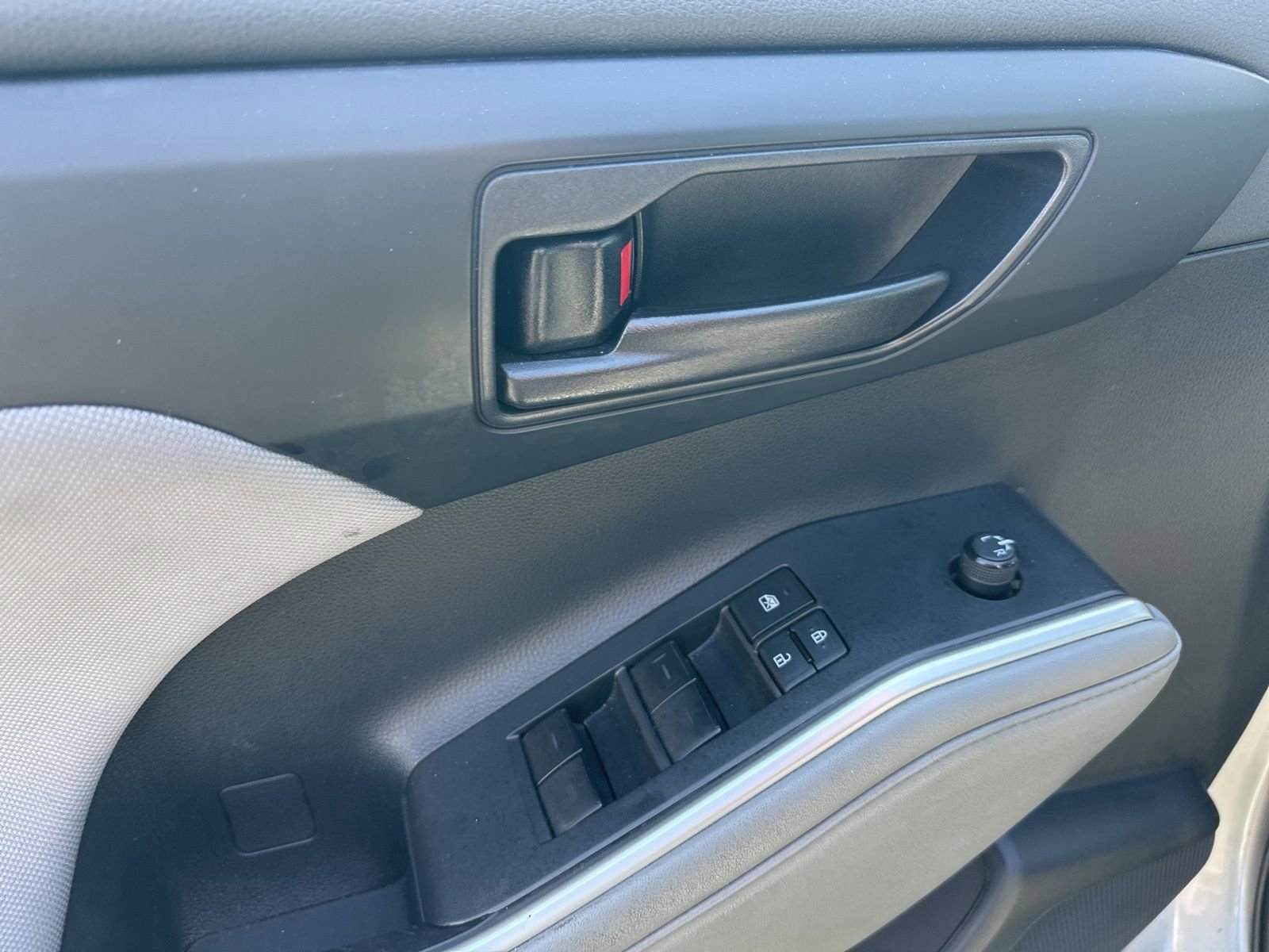 Used 2022 Toyota Highlander LE image 5