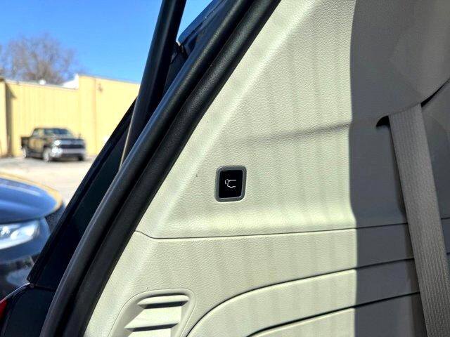 Used 2021 Chrysler Pacifica Touring-L w/ Uconnect Theater Family Group image 33