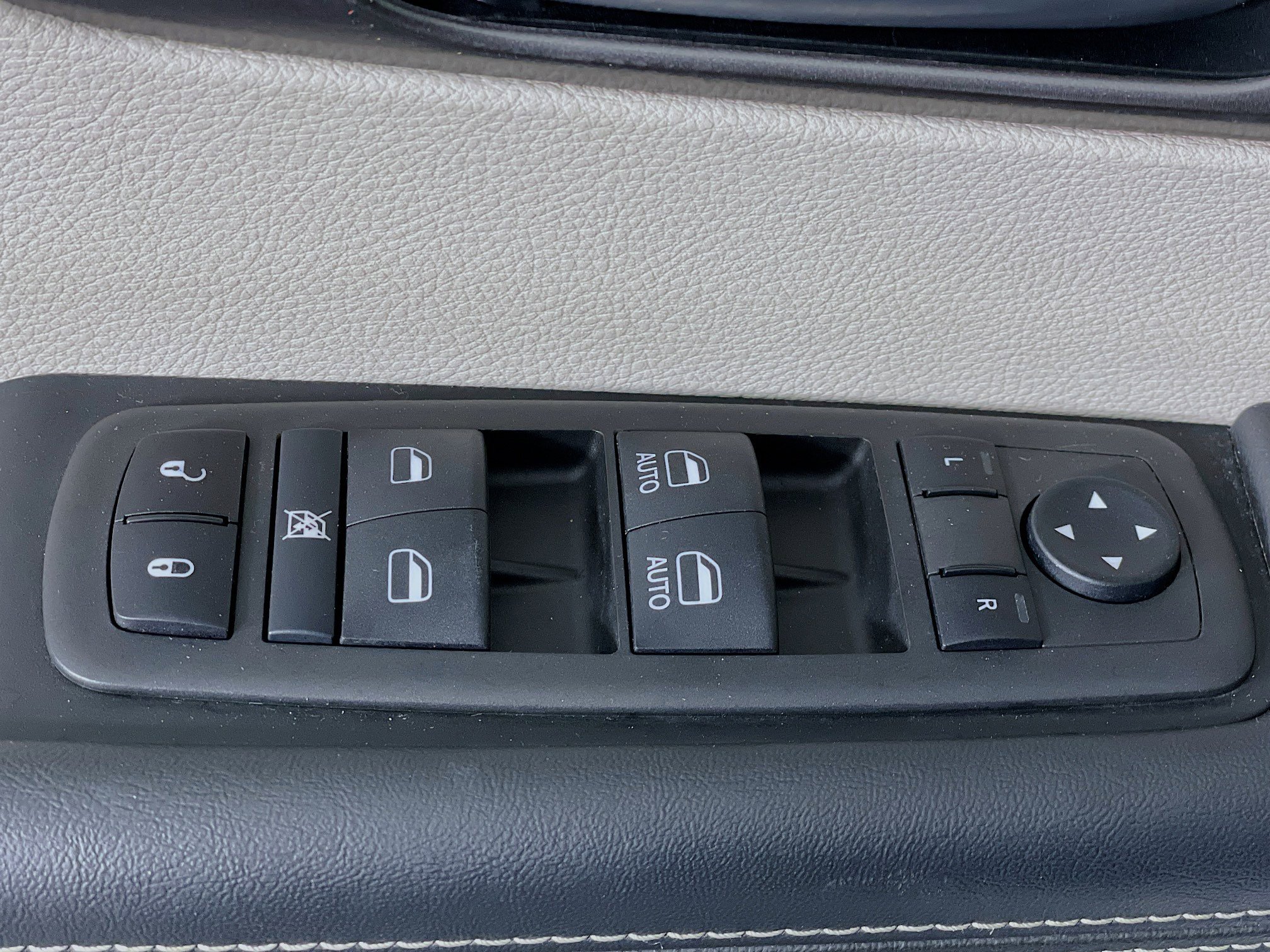 Used 2024 Chrysler Pacifica Touring-L image 15