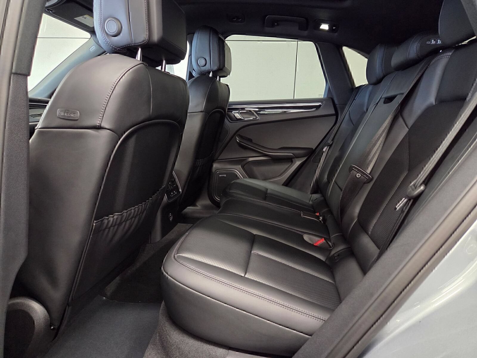 Certified 2026 Porsche Macan AWD/4WD image 11