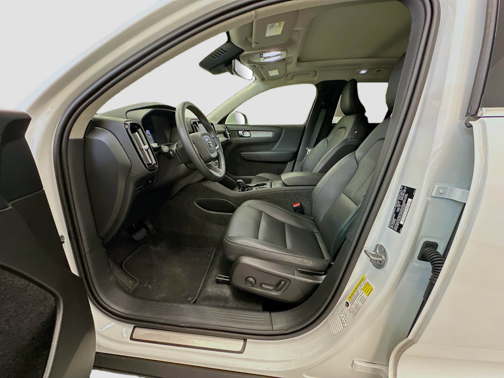 Used 2025 Volvo XC40 B5 Core image 13