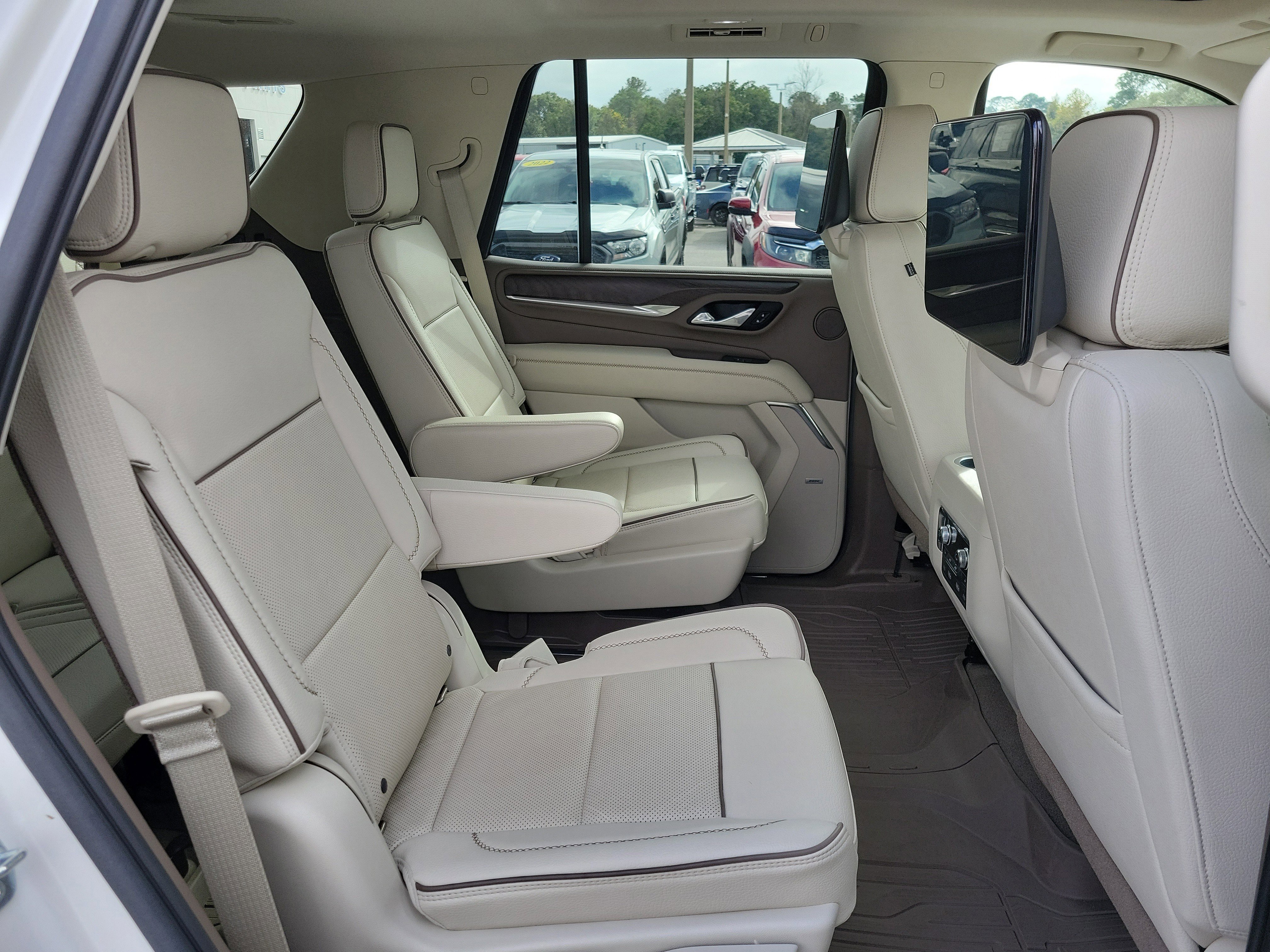 Used 2021 GMC Yukon Denali w/ Denali Premium Package image 28