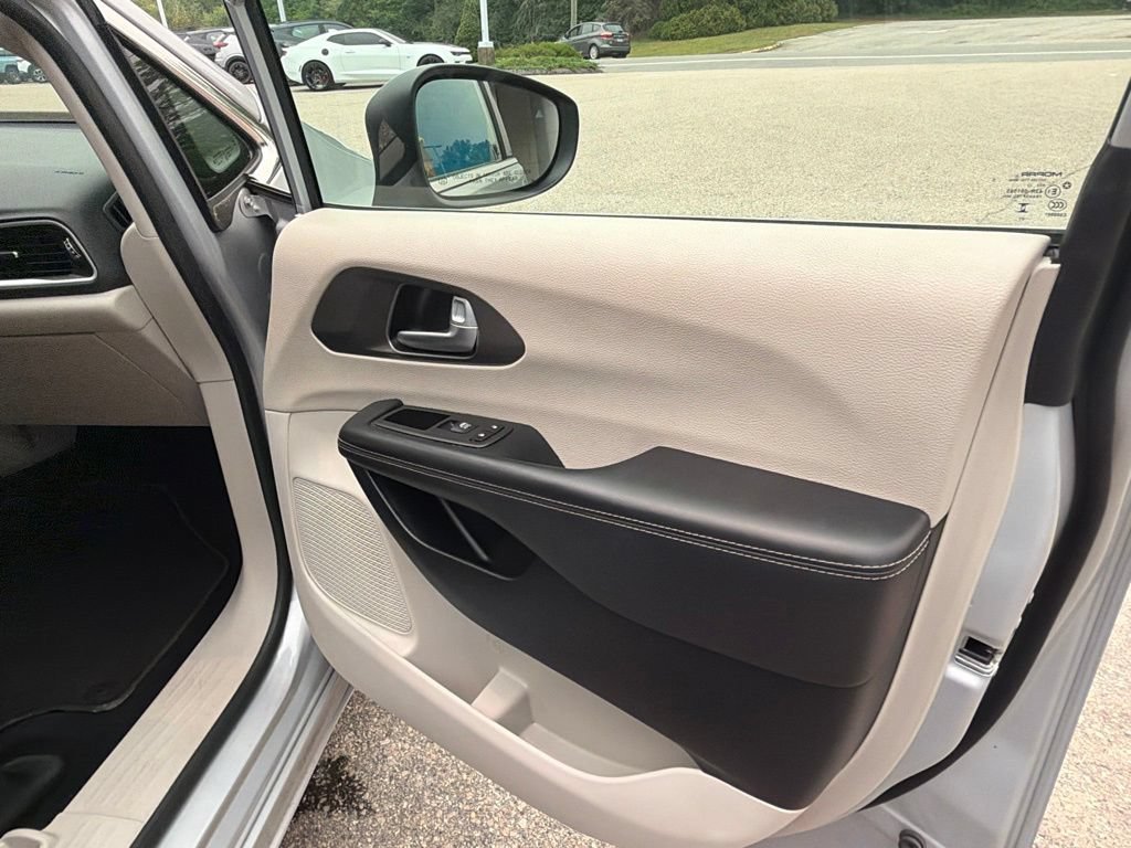 Used 2023 Chrysler Pacifica Touring-L FWD image 32