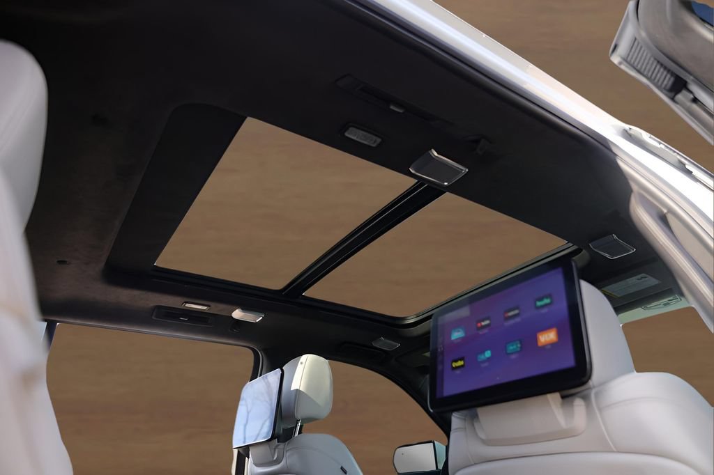 Certified 2025 Cadillac Escalade ESV Premium Luxury Platinum AWD/4WD image 34