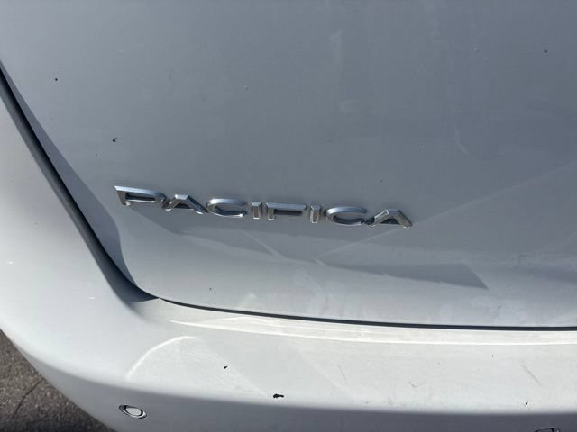 Used 2023 Chrysler Pacifica Touring-L FWD image 15