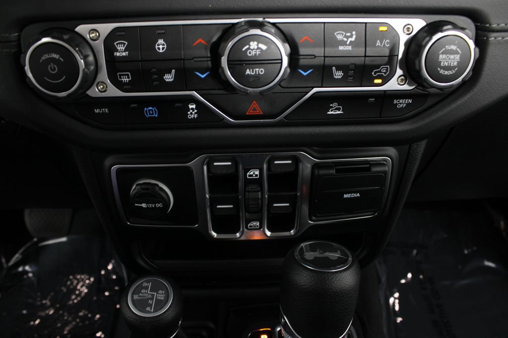 Used 2025 Jeep Wrangler Unlimited Sahara AWD/4WD image 6