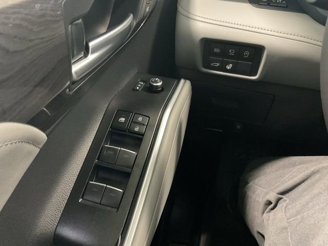Used 2026 Toyota Highlander Platinum image 17