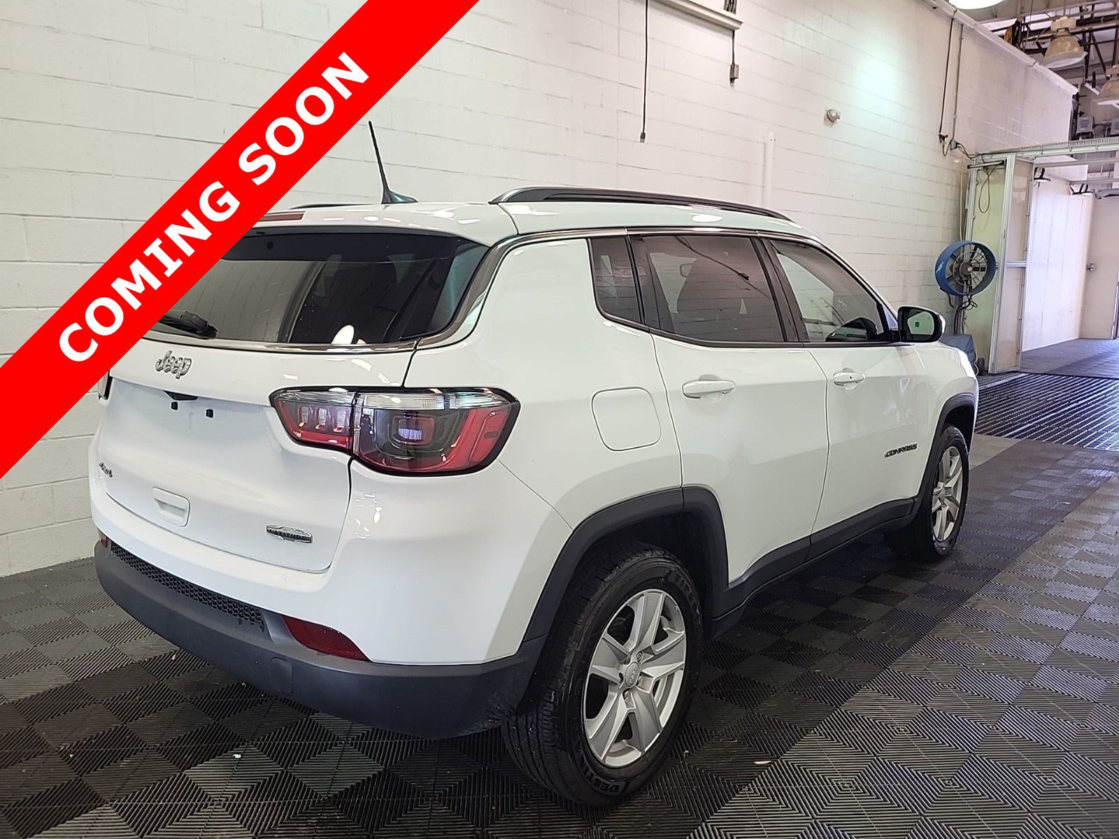 Used 2022 Jeep Compass Latitude w/ Sun and Sound Group AWD/4WD image 3
