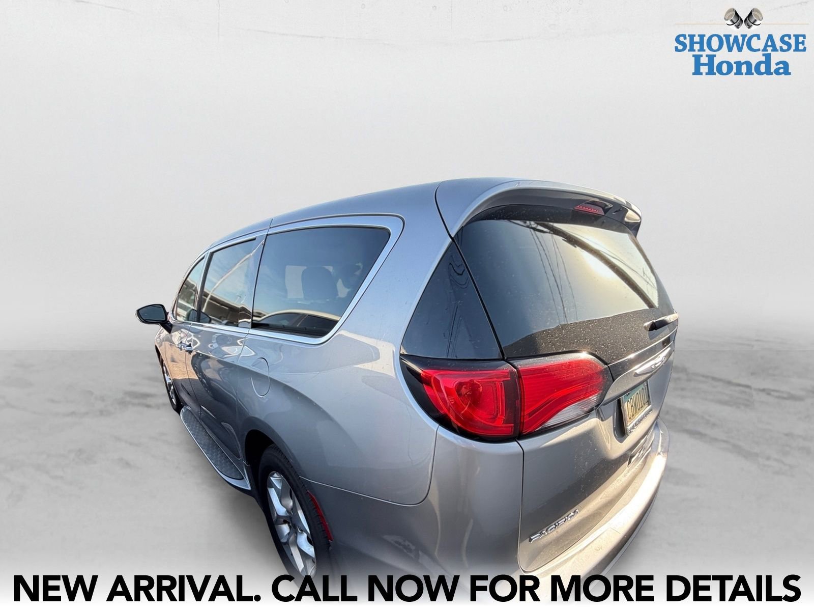 Used 2017 Chrysler Pacifica Touring Plus w/ Tire & Wheel Group image 4