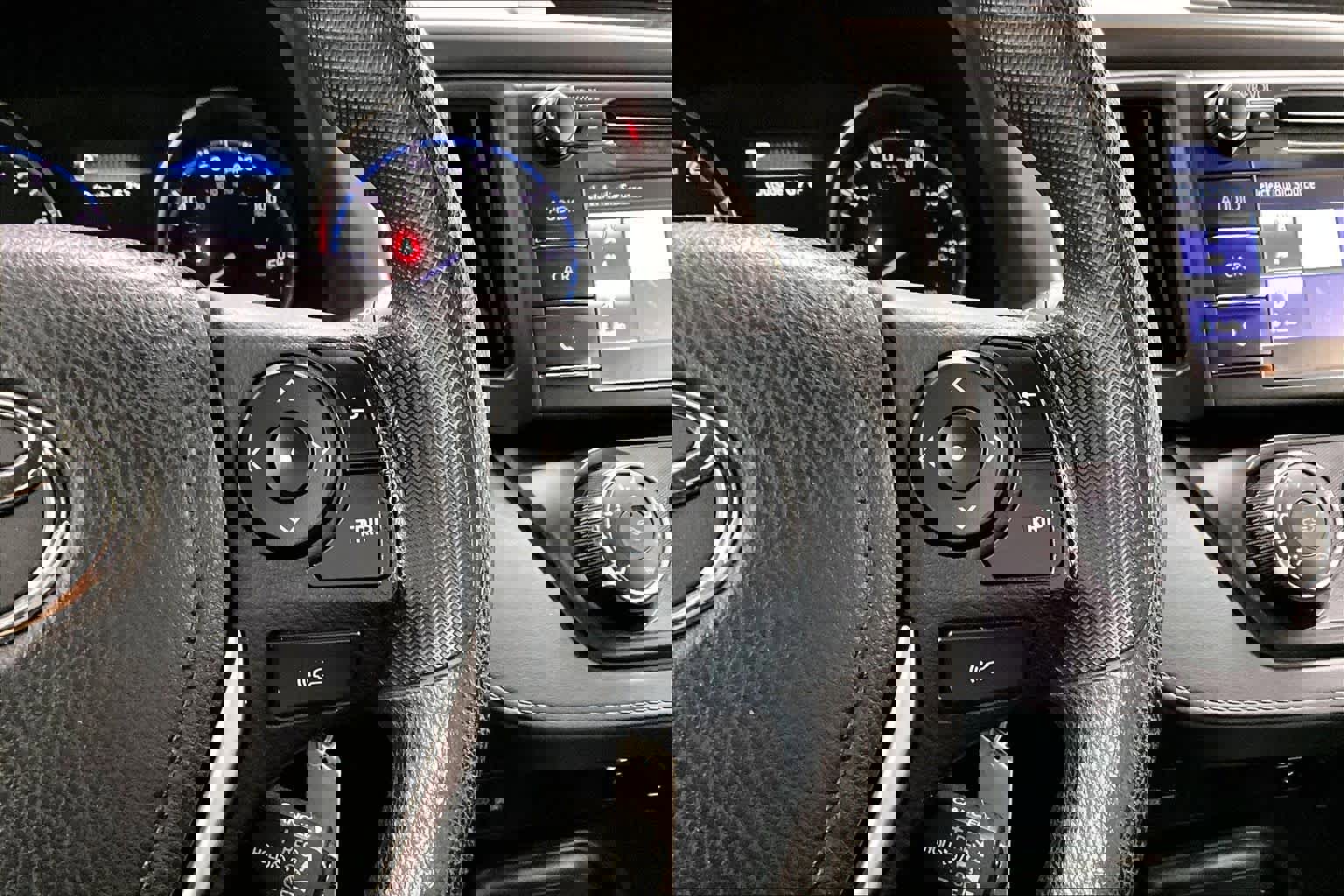 Used 2018 Toyota RAV4 LE w/ Carpet Mat Package image 24