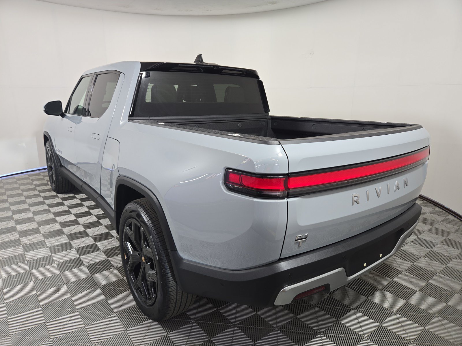 Used 2024 Rivian R1T Adventure AWD/4WD image 3