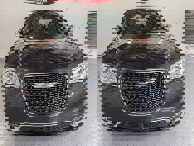 Used 2017 Chrysler 300 C w/ Safetytec Plus Group image 2