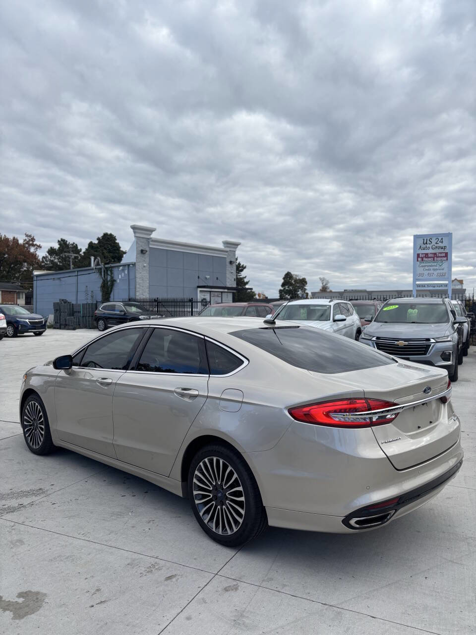 Used 2017 Ford Fusion SE w/ Fusion SE Technology Package image 5