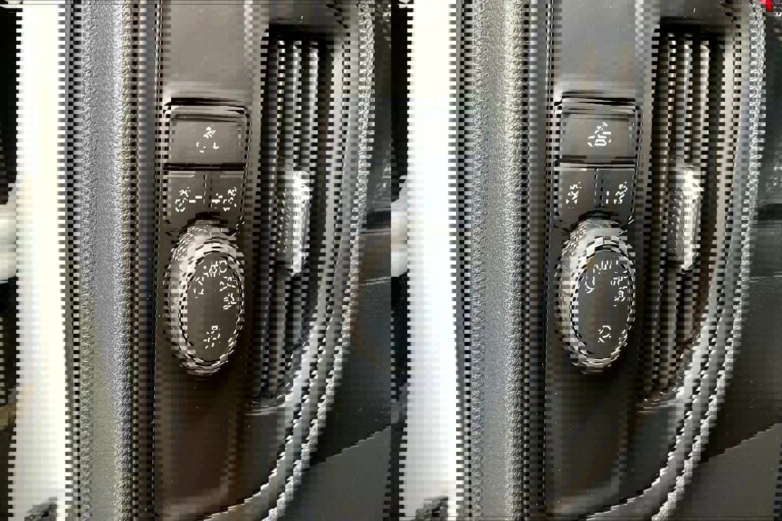 Used 2020 Chevrolet Silverado 1500 Custom w/ Custom Value Package RWD image 9