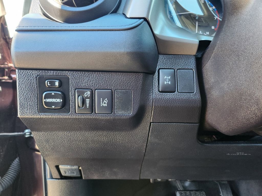 Used 2018 Toyota RAV4 LE image 28