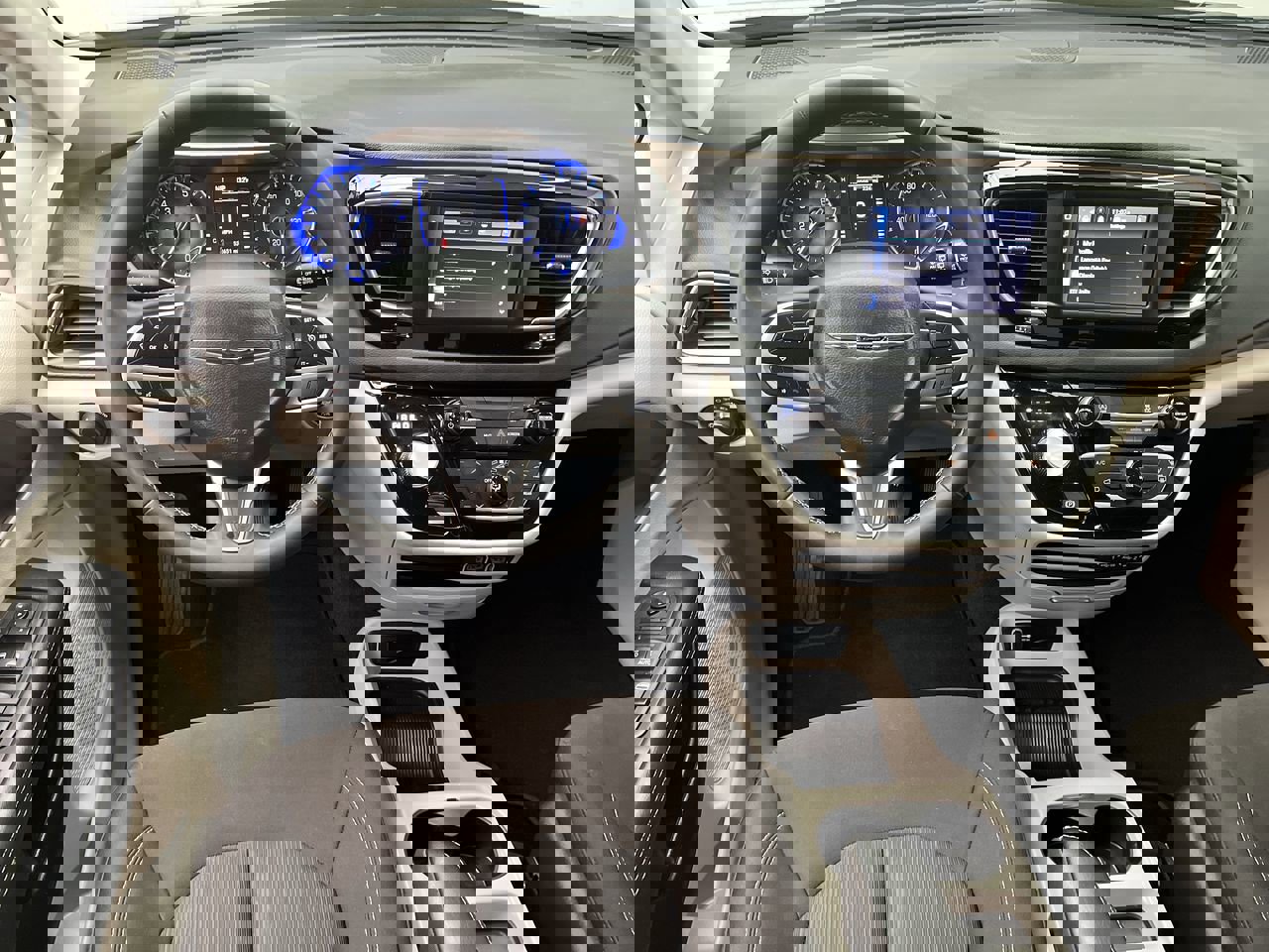 Used 2023 Chrysler Voyager LX image 13