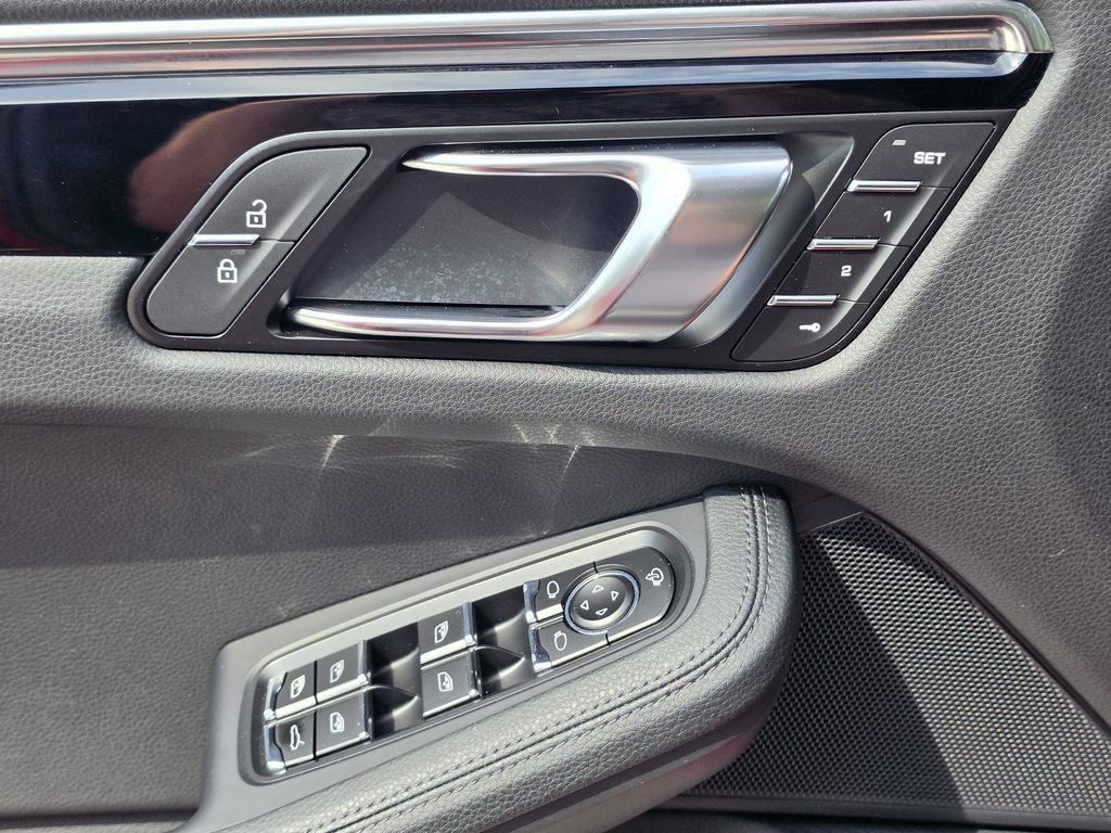 Used 2026 Porsche Macan AWD/4WD image 18
