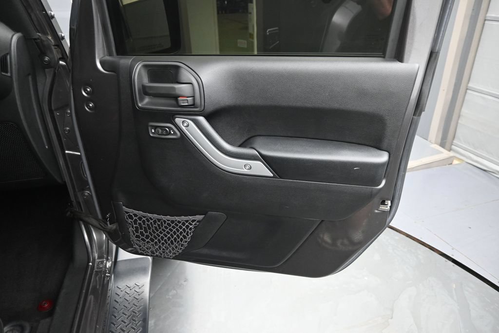 Used 2016 Jeep Wrangler Unlimited Sahara w/ Connectivity Group AWD/4WD image 14