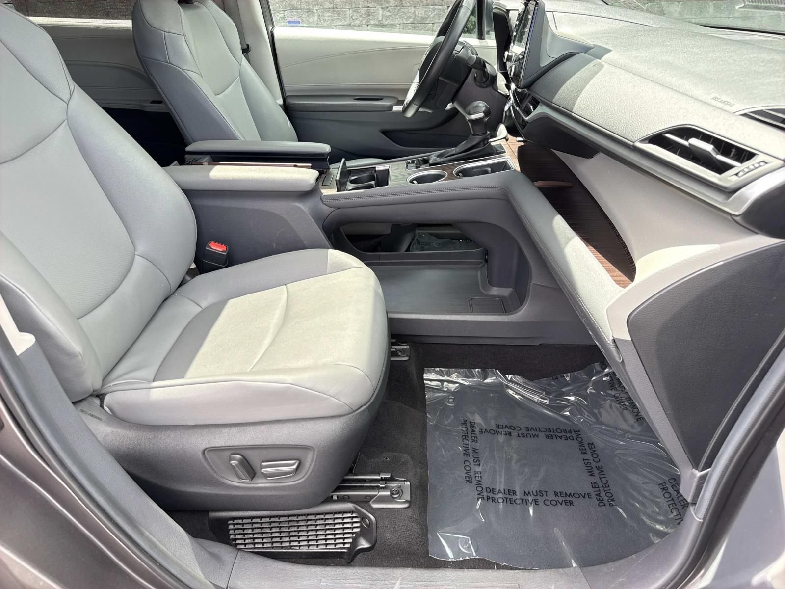 Used 2024 Toyota Sienna XLE FWD image 25