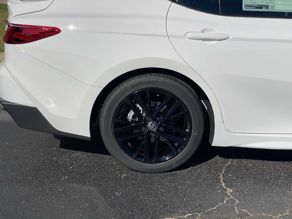 New 2026 Toyota Camry Hybrid FWD image 3