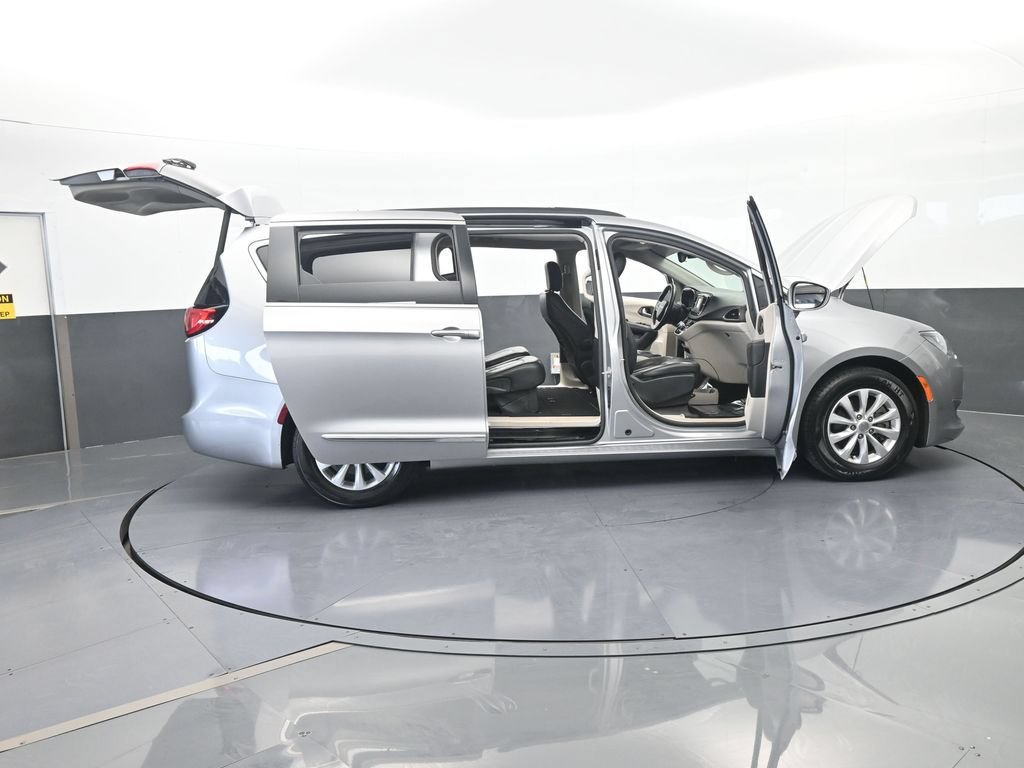 Used 2017 Chrysler Pacifica Touring-L FWD image 72