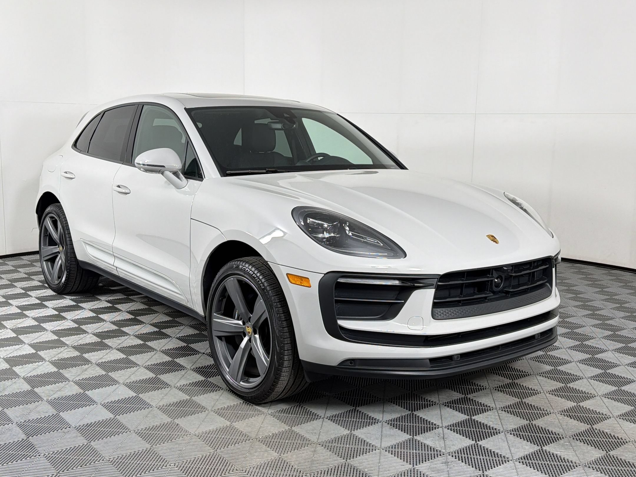 Certified 2025 Porsche Macan AWD/4WD image 8