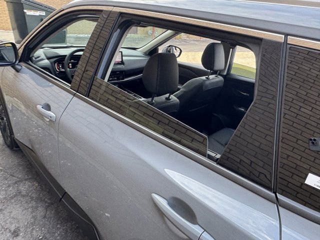 Used 2025 Nissan Rogue SL w/ Tech Package image 24