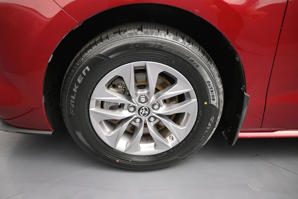 Certified 2022 Toyota Sienna XLE AWD/4WD image 14